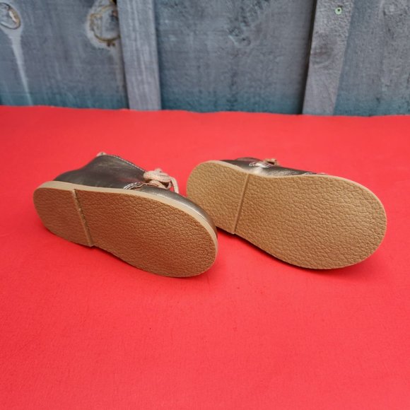 Gap Gold Hi Top Toddler Shoes Size 7 Never Worn - Picture 5 of 6